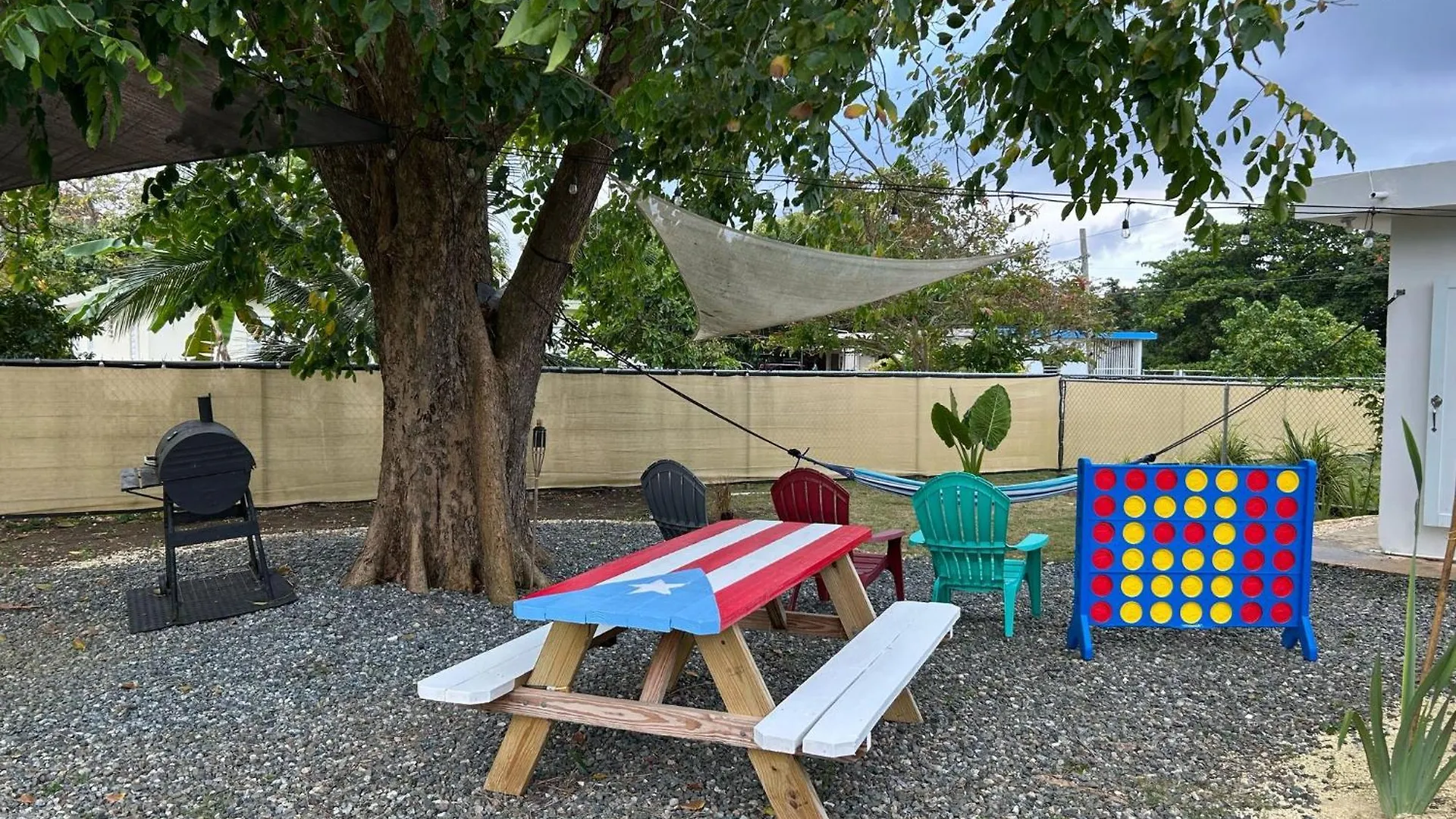 Casa Lula Beach Retreat - Fenced Backyard أريسيبو